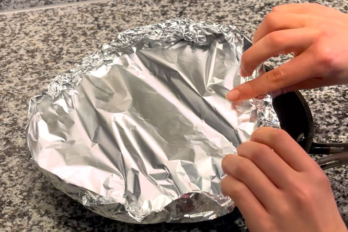 Step four for how to make Otoshibuta.