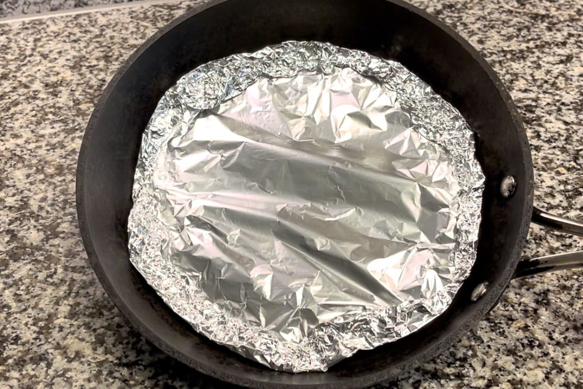 Step five for how to make Otoshibuta.